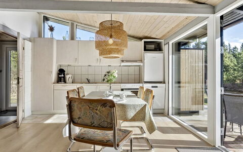 Nila - 750M from the Sea: Design Intérieur, Meubles, Bois, Sol, Plafond, Cuisine, Sol, Domicile, Chaise, Comptoir