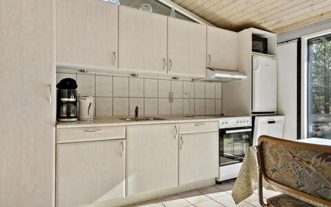 Nila - 750M from the Sea: Bois, Cuisine, Design Intérieur, Sol, Sol, Comptoir, Meubles, Évier, Principaux Appliance, Pièce