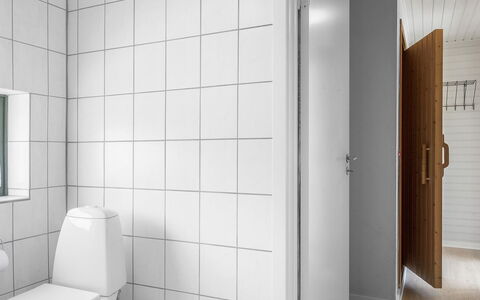 Stojanka - 1Km from the Sea: Mur, Sol, Sol, Design Intérieur, Siège De Toilette, Toilette, Luminaire Plomberie, Pièce, Salle De Bains, Plomberie