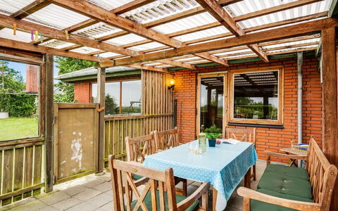 Jalmari - 3.5Km from the Sea: Arbuste, Design Urbain, Couverture De Sol, Brique, Appartement, Biens, Brickwork, Balcon, Aménagement Paysager