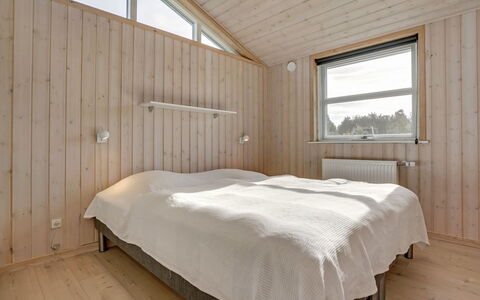Haghbarth - 2.3Km from the Sea: Bois, Plafond, Chambre, Domicile, Planche, Dur, Lit, Tache De Bois, Literie, Cadre De Lit