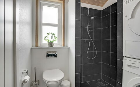 Haghbarth - 2.3Km from the Sea: Mur, Siège De Toilette, Luminaire Plomberie, Salle De Bains, Sol, Toilette, Sol, Design Intérieur, Évier, Plomberie