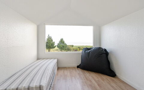 Toralf - 3.5Km from the Sea: Mur, Plafond, Design Intérieur, Sol, Sol, Daylighting, Salon, Plâtre, Throw Pillow