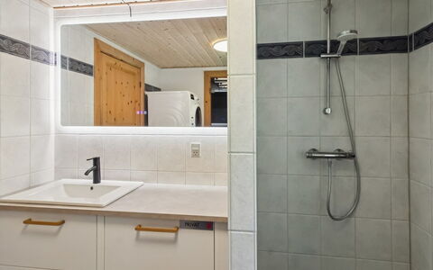 Volmar - 3.5Km from the Sea: Lavabo, Sol, Luminaire Plomberie, Design Intérieur, Évier, Mur, Sol, Salle De Bains, Comptoir, Bois