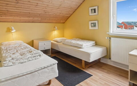 Nilaus - 2.3Km from the Sea: Design Intérieur, Sol, Bois, Sol, Lit, Chambre, Plafond, Meubles, Pièce, Literie