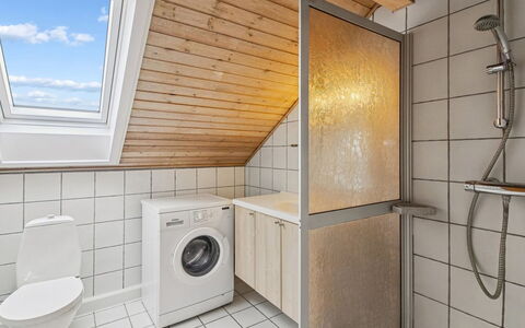 Nilaus - 2.3Km from the Sea: Sol, Sol, Luminaire Plomberie, Bois, Design Intérieur, Plafond, Plomberie, Pièce, Salle De Bains, Robinet