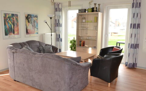 Nilaus - 2.3Km from the Sea: Meubles, Design Intérieur, Sol, Sol, Canapé, Bois, Salon, Pièce, Table, Parquet