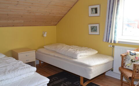 Nilaus - 2.3Km from the Sea: Lit, Meubles, Chambre, Sol, Design Intérieur, Sol, Bois, Drap De Lit, Literie, Jaune