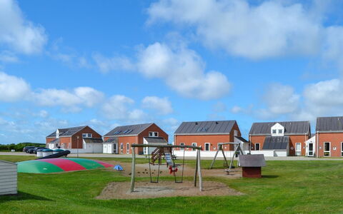 Nilaus - 2.3Km from the Sea: Herbe, Maison, Toit, Zone Résidentielle, Domicile, Lot Terre, Plaine, Établissements Humains, Pelouse, Chalet