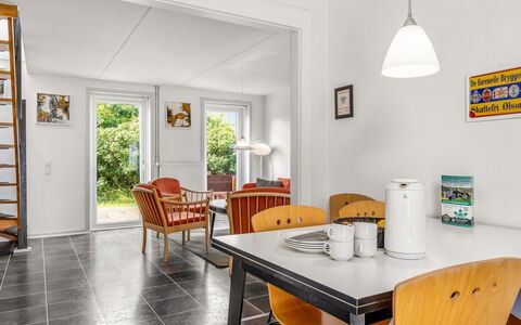 Edly - 2.3Km from the Sea: Meubles, Sol, Design Intérieur, Sol, Plafond, Chaise, Table, Table Cuisine Et Salle A Manger, Pièce, Salle À Manger
