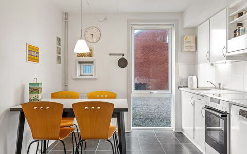 Edly - 2.3Km from the Sea: Mur, Design Intérieur, Plafond, Sol, Appartement, Meubles, Cuisine, Pièce, Sol, Luminaire
