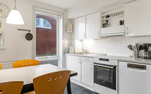Edly - 2.3Km from the Sea: Cuisine, Appareil De Cuisine, Principaux Appliance, Sol, Plafond, Design Intérieur, Comptoir, Appartement, Sol, Cuisinière