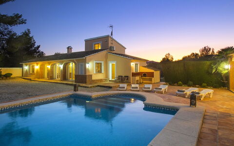 Villa Armonia: Nuage, Ciel, L'Eau, Mobilier De Jardin, Ombre, Table, Tableau De Plein Air, Chaise, Condominium, Porche