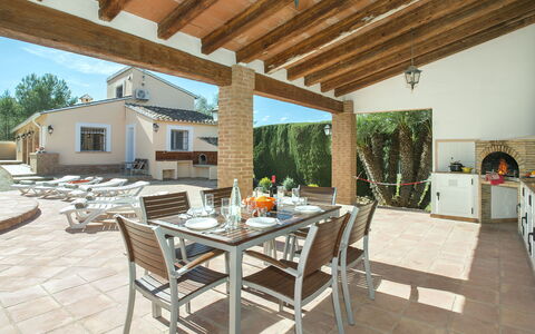 Villa Armonia: Nuage, Ciel, L'Eau, Mobilier De Jardin, Ombre, Table, Tableau De Plein Air, Chaise, Condominium, Porche