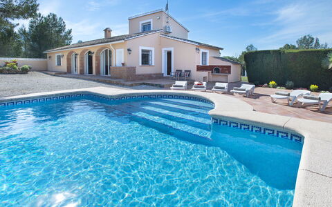Villa Armonia: Nuage, Ciel, L'Eau, Mobilier De Jardin, Ombre, Table, Tableau De Plein Air, Chaise, Condominium, Porche