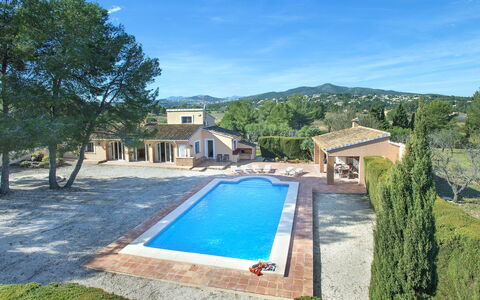 Villa Armonia: Nuage, Ciel, L'Eau, Mobilier De Jardin, Ombre, Table, Tableau De Plein Air, Chaise, Condominium, Porche