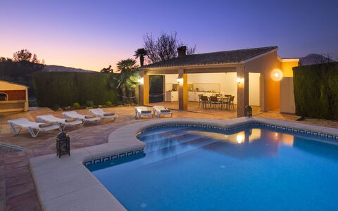 Villa Armonia: Nuage, Ciel, L'Eau, Mobilier De Jardin, Ombre, Table, Tableau De Plein Air, Chaise, Condominium, Porche
