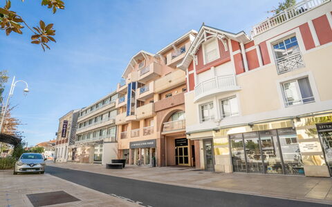 Résidence de la Plage: Ciel, Bâtiment, Fenêtre, Voiture, Nuage, Design Urbain, Véhicule, Arbre, Surface De La Route, Zone Résidentielle