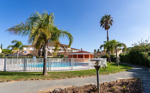 Tahiti Parc: Plante, Ciel, Bâtiment, Propriété, L'Eau, Arbre, Végétation, Lot Terre, Arecales, Clôture