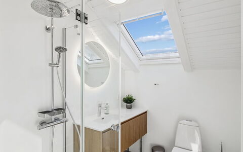 Alfwin - 3Km from the Sea: Luminaire Plomberie, Design Intérieur, Salle De Bains, Sol, Plafond, Sol, Évier, Robinet, Luminaire, Lavabo