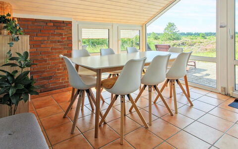 Alfwin - 3Km from the Sea: Meubles, Sol, Bois, Design Intérieur, Sol, Chaise, Table, Dur, Tache De Bois, Parquet