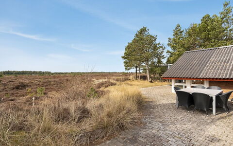 Alfwin - 3Km from the Sea: Bâtiment, Maison, Fenêtre, Domicile, Toit, Zone Résidentielle, Arbuste, Chalet, Lot Terre