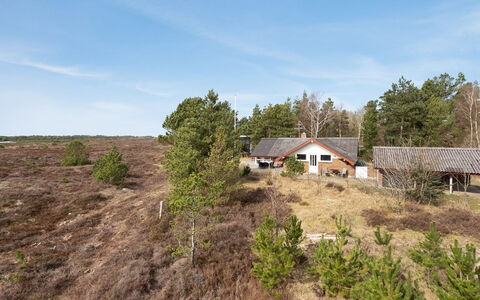 Alfwin - 3Km from the Sea: Bâtiment, Maison, Fenêtre, Domicile, Toit, Zone Résidentielle, Arbuste, Chalet, Lot Terre