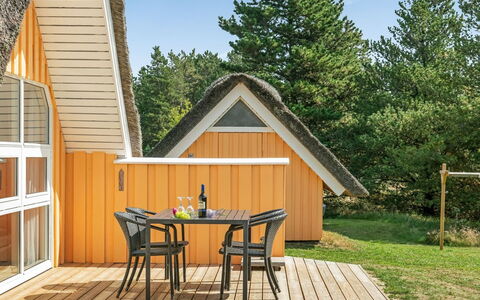 Wale - 3.3Km from the Sea: Toit, Maison, Lot Terre, Domicile, Chalet, Biens, Batiments Jardin, Ombre, Cabane En Rondins, Aménagement Paysager