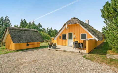 Wale - 3.3Km from the Sea: Toit, Maison, Lot Terre, Domicile, Chalet, Biens, Batiments Jardin, Ombre, Cabane En Rondins, Aménagement Paysager