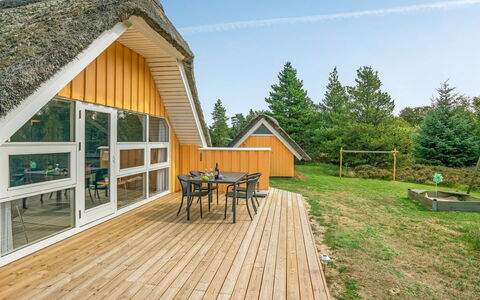Wale - 3.3Km from the Sea: Toit, Maison, Lot Terre, Domicile, Chalet, Biens, Batiments Jardin, Ombre, Cabane En Rondins, Aménagement Paysager