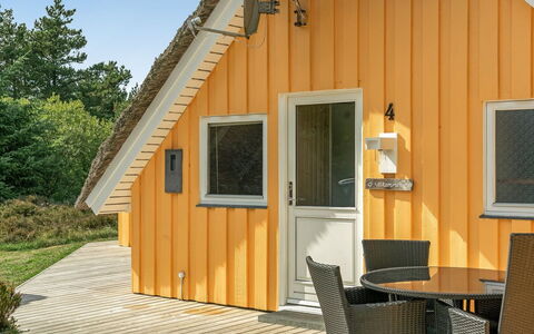 Wale - 3.3Km from the Sea: Toit, Maison, Lot Terre, Domicile, Chalet, Biens, Batiments Jardin, Ombre, Cabane En Rondins, Aménagement Paysager