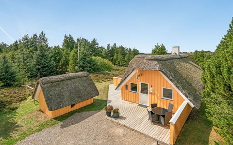 Wale - 3.3Km from the Sea: Toit, Maison, Lot Terre, Domicile, Chalet, Biens, Batiments Jardin, Ombre, Cabane En Rondins, Aménagement Paysager