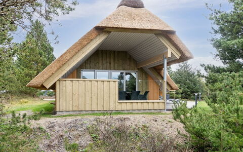 Wale - 3.3Km from the Sea: Bois, Sol, Meubles, Évier, Design Intérieur, Sol, Principaux Appliance, Comptoir, Luminaire Plomberie, Cuisine