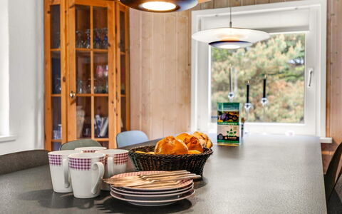 Jul - 900M from the Sea: Design Intérieur, Plafond, Meubles, Luminaire, Tache De Bois, Verre, Serveware, Matériau Naturel, Chaise, Aliments