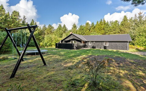 Jul - 900M from the Sea: Chalet, Jardin, Siding, Batiments Jardin, Ombre, Cour, Arrière-Cour, Pelouse, Ferme, Aménagement Paysager