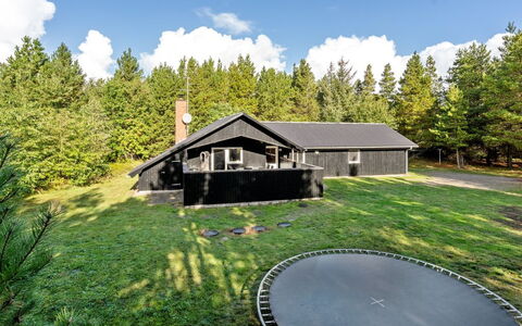 Jul - 900M from the Sea: Chalet, Jardin, Siding, Batiments Jardin, Ombre, Cour, Arrière-Cour, Pelouse, Ferme, Aménagement Paysager