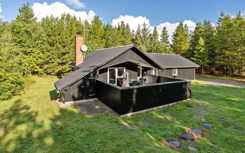Jul - 900M from the Sea: Chalet, Jardin, Siding, Batiments Jardin, Ombre, Cour, Arrière-Cour, Pelouse, Ferme, Aménagement Paysager