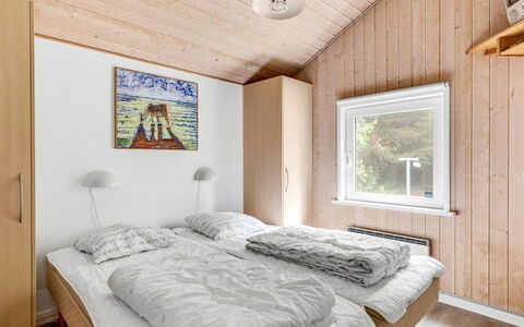 Jul - 900M from the Sea: Bois, Domicile, Maison, Chambre, Porte, Chalet, Dur, Lit, Tache De Bois, Literie