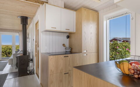 Hermoth - 300M from the Sea: Bois, Sol, Sol, Cuisine, Design Intérieur, Dur, Plafond, Tache De Bois, Cabinetry, Comptoir