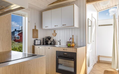 Hermoth - 300M from the Sea: Bois, Cuisine, Sol, Design Intérieur, Sol, Comptoir, Appareil De Cuisine, Meubles, Plafond, Pièce