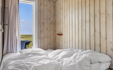 Hermoth - 300M from the Sea: Chambre, Drap De Lit, Lit, Bois, Literie, Linge, Sol, Sol, Cadre De Lit, Oreiller
