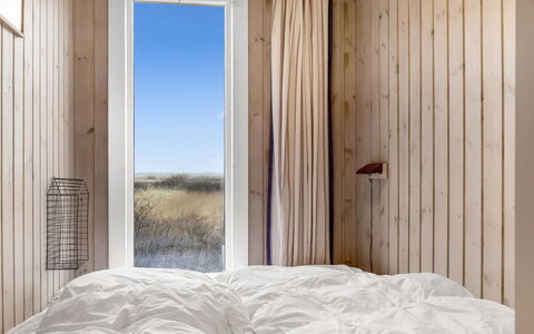 Hermoth - 300M from the Sea: Bois, Chambre, Sol, Drap De Lit, Lit, Sol, Literie, Dur, Linge, Tache De Bois