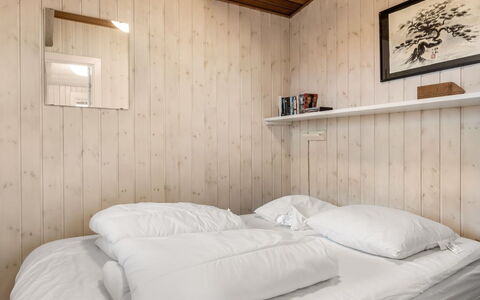 Hermoth - 300M from the Sea: Lit, Chambre, Mur, Drap De Lit, Bois, Literie, Meubles, Sol, Sol, Design Intérieur