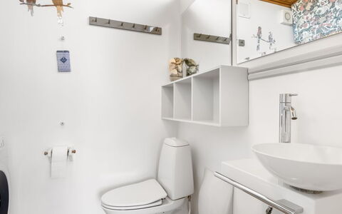 Hermoth - 300M from the Sea: Siège De Toilette, Luminaire Plomberie, Sol, Design Intérieur, Salle De Bains, Sol, Toilette, Évier, Plomberie, Robinet