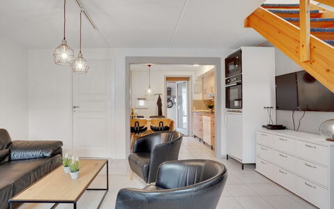 Paula - 2.3Km from the Sea: Meubles, Design Intérieur, Sol, Bois, Plafond, Canapé, Sol, Luminaire, Pièce, Salon
