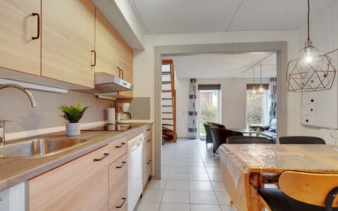 Paula - 2.3Km from the Sea: Meubles, Design Intérieur, Comptoir, Sol, Cuisine, Sol, Mur, Luminaire, Cabinetry, Bois