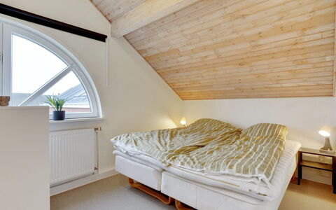 Paula - 2.3Km from the Sea: Bois, Chambre, Lit, Plafond, Design Intérieur, Sol, Sol, Literie, Drap De Lit, Cadre De Lit
