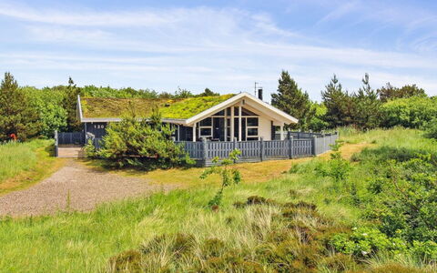 Sakulfuer - 2.5Km from the Sea: Bâtiment, Maison, Fenêtre, Domicile, Toit, Zone Résidentielle, Arbuste, Chalet, Lot Terre