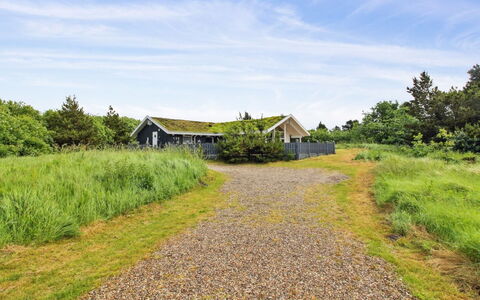 Sakulfuer - 2.5Km from the Sea: Bâtiment, Maison, Fenêtre, Domicile, Toit, Zone Résidentielle, Arbuste, Chalet, Lot Terre