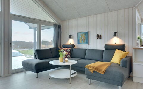 Gubbe - 500M from the Sea: Domicile, Meubles, Salon, Canapé, Lampe, Luminaire, Table Basse, Plante D'Appartement